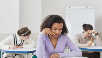 Limite à 30% d'étudiants étrangers en classe, Valditara annonce une loi
