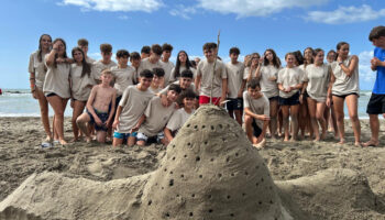 Tosi emmène 700 étudiants à la mer avec des jeux, du sport et sans smartphone