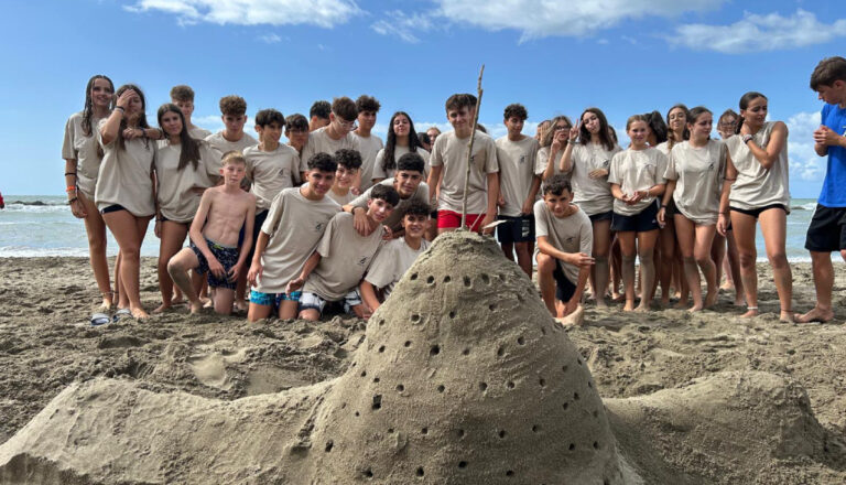 Tosi emmène 700 étudiants à la mer avec des jeux, du sport et sans smartphone