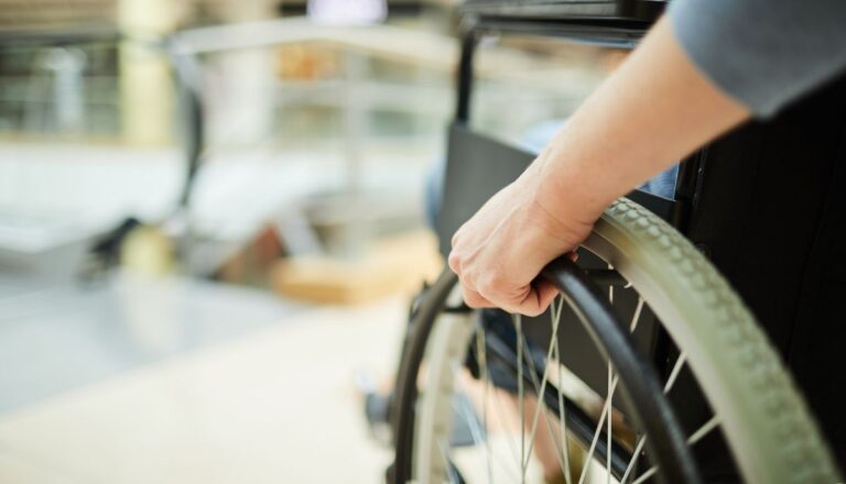 Écoles et handicaps : les barrières architecturales entravent le droit aux études