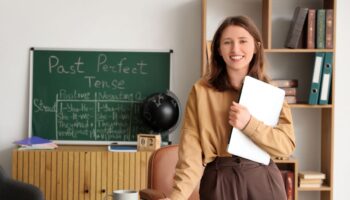 Jeunes enseignants à l’école : des pupitres au poste de professeur à vingt ans