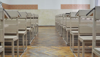 Décret scolaire 2026 : plafond de 30 %, burqa et cours d'italien