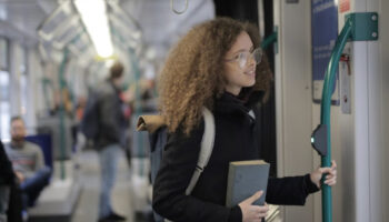 Où aller à l'école coûte moins cher en bus, métro et train