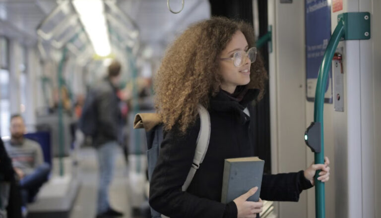 Où aller à l'école coûte moins cher en bus, métro et train