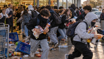 Modène, 50 jeunes attaquent le supermarché après l'école