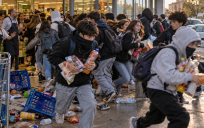 Modène, 50 jeunes attaquent le supermarché après l'école
