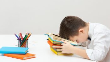Trop de devoirs : l'emportement d'une mère contre l'école