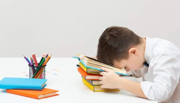 Trop de devoirs : l'emportement d'une mère contre l'école