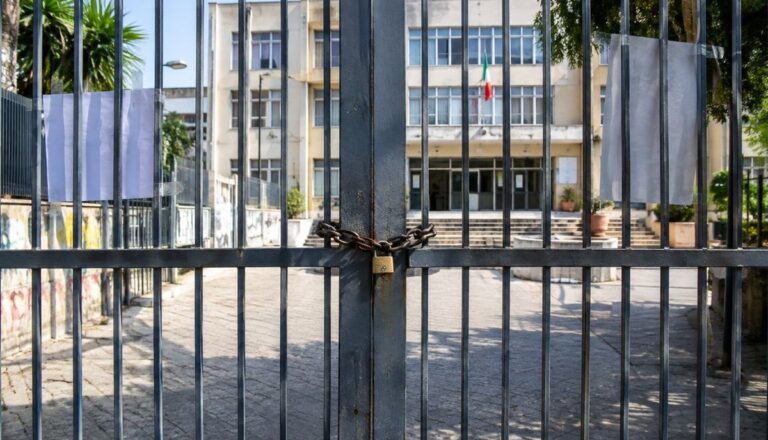 Lycées occupés à Naples: il y en a cinq, cours suspendus