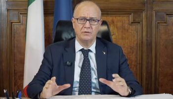 Valditara dément les réductions d'armes dans les écoles
