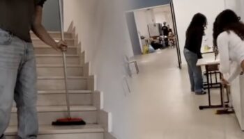 Les étudiants occupants nettoient le lycée de Naples tous les soirs