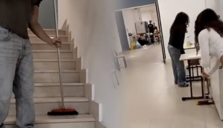 Les étudiants occupants nettoient le lycée de Naples tous les soirs