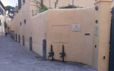 Deux mitrailleuses laissées sans surveillance devant une école à Florence : l'armée enquête
