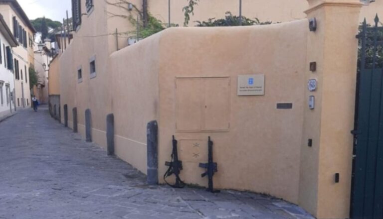Deux mitrailleuses laissées sans surveillance devant une école à Florence : l'armée enquête