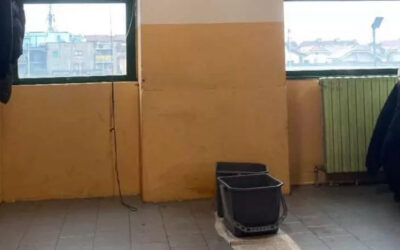 Il pleut en classe à Cirié : étudiants en grève, cours avec seaux