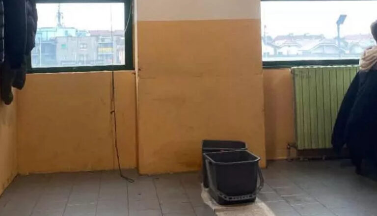Il pleut en classe à Cirié : étudiants en grève, cours avec seaux