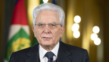 Mattarella: trop de fêtes nationales, alarme pour les écoles